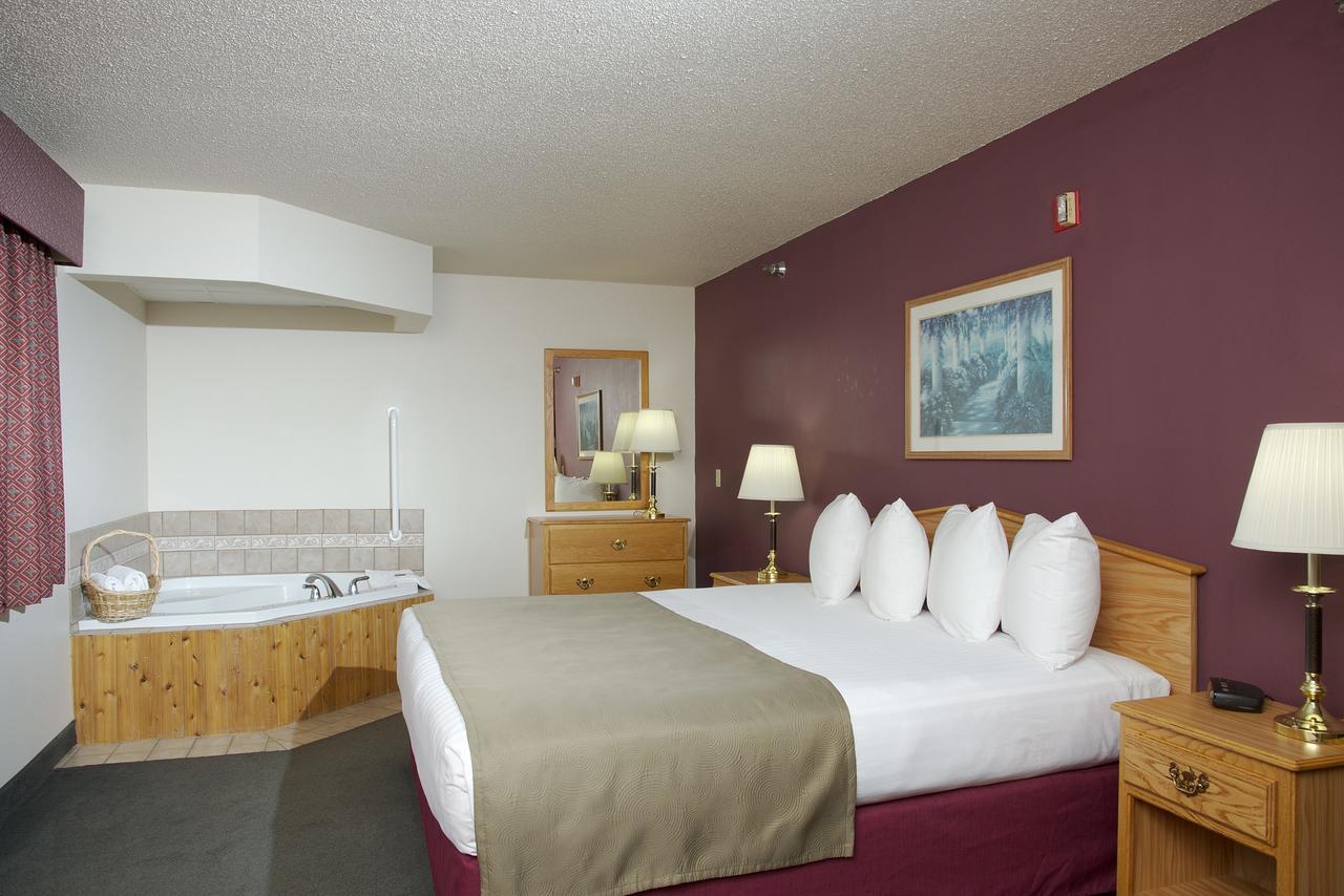 Americinn By Wyndham Merrill Экстерьер фото